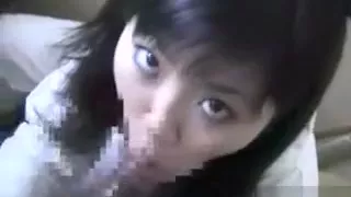 Heißes asiatisches Mädchen wird böse, als sie