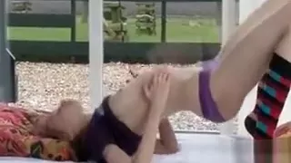 Heiße Soloszene mit Gloria, die ihre Titten reibt