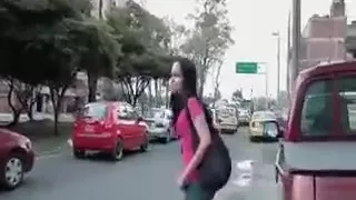 Schlankes Latina Mädchen mit schönen dunklen Haaren