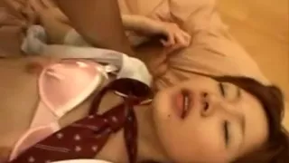 Provokatives orientalisches Babe verführt einen Kerl, um ihren Sexualtrieb zu befriedigen