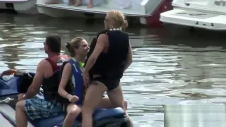 Natürliche, vollbusige Euro-Teenie Pony in der Öffentlichkeit