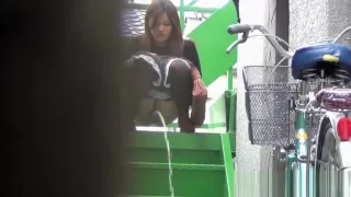 Japanese Hottie Urinating