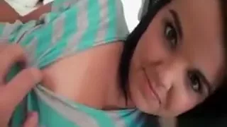 Süßes Teenie-Mädchen verwöhnt Pimmel oral im POV-Stil