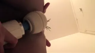 Amateur ebony slut toying pussy solo