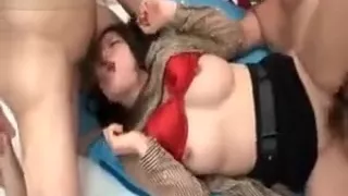 Asiatische Lehrerin bekommt Sperma in fiesem Dreier geschossen