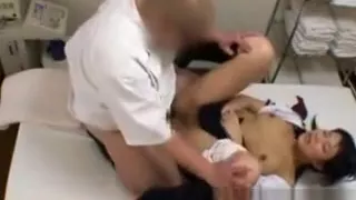 Spycam Reluctant Schoolgirl von Masseur belästigt