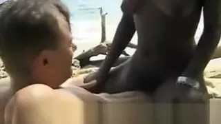 Afrikanisches Ebony Babe reitet weißen Schwanz im Freien