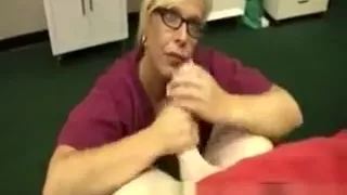 Reife Ärztin will seinen Sperma-Spiegel in ihrem Büro überprüfen