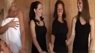 Vier geile CFNM-Babes zerren am Schwanz und können nicht genug bekommen