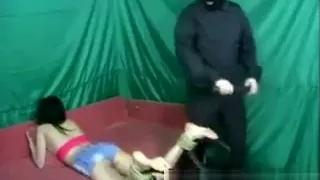 Asiatisches Mädchen Füße gepeitscht von großem Meister