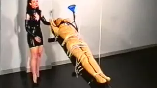 Woman in latex is trying to please her abnormal domme that