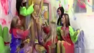 Sein Körper wird zu ihrer Leinwand für ihre lustvolle Kunst