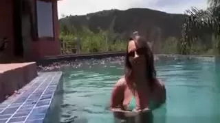 Sexy brunette babe gets horny showing