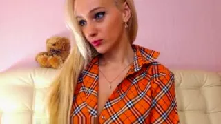 Blondes Babe macht ihren heißen Körper bereit