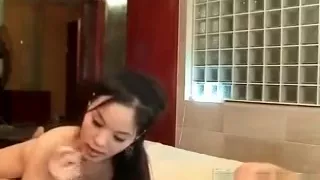 Hardcore Thai Schlampe saugt einen steifen Schwanz