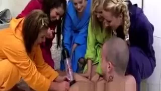 CFNM Schlampen haben ihren Weg mit dem Voyeur in ihrem