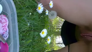 Pissing primaverile in giardino