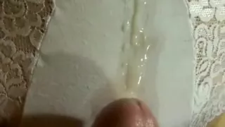 Le sborro sui mutandoni di pizzo