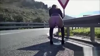 Mia moglie piscia in autostrada