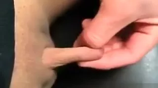 Si masturba il clitoride gigante