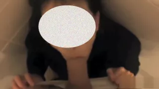 Pompino in bagno a scuola