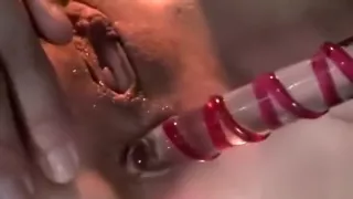 Scopa la moglie nel parcheggio del centro commerciale