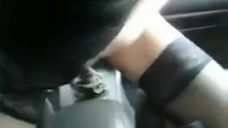 Signora tedesca si masturba col cambio dell'auto