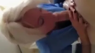 Bionda milf in POV al lavoro su un cazzo