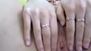 Primo video di bionda calda che si masturba la fica super stretta