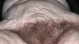 Nonna russa con tette cadenti e fica pelosa