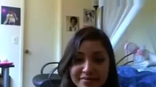 Brunetta amatoriale mostra il suo corpo tatuato in cam