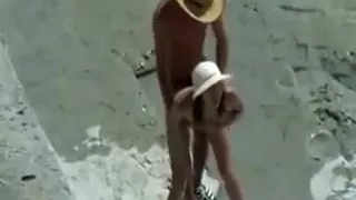 Sveltina sugli scogli a Genova