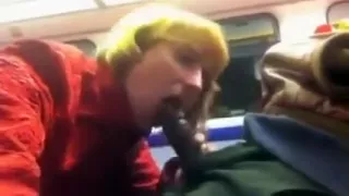 Lucciola rumena sbocchina un vucumpra in treno