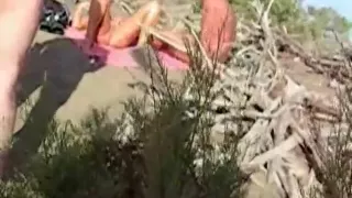 Persone prendono il sole nude