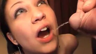 Dorstig sletje krijgt gouden drankje