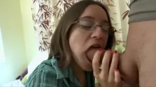 Lucie revient nous voir pour passer un bon moment de sodomie avec un de nos acteurs, cette jolie blonde à lunette va tre comblée par le talent offert par Eric devant notre camera.