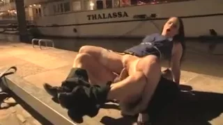 La jolie brune solitaire dans la nuit a attiré les regards de ce prédateur sexuel errant dans la ville, il a décidé de chauffer la grosse chatte de cette brunette, dans la rue sur le trottoir