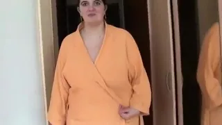 Couple amateur avec une grosse cochonne nous démontre l’étendue de leur perversité devant la caméra