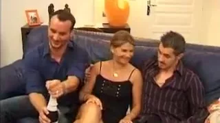 Une maman très serviable nous ouvre une bouteille avant encaisser une double pénétration très intense