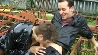 Une mère au foyer s'adonne à son passe temps favori, se faire sodomiser devant la caméra et montre qu'elle a encore le talent de salope.