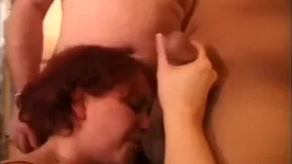 Initiation à la sodomie pour deux dames matures et c'est en plein gang bang que ça se passe