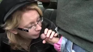 Pendant le casting , ce papy pervers va baiser cette petite blonde et soulager ses fantasmes pour le rémunérer .