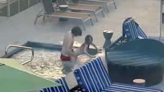 Pärchen fickt in einem öffentlichen Pool