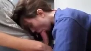 Sportlicher Teenager schluckt eine Ladung Sperma