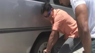 Zwei extrem heiße Latino machen Bareback Sex in der Öffentlichkeit