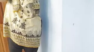 Cut and sexiest Indian Bhabhi sending her nudes to Ex Boyfriend - Tamil Urdu Voice