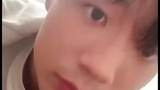 Yu-kun leckt sein überquellendes Sperma ab