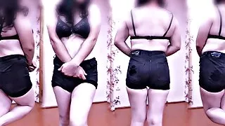 Schwarze Jeans Shorts Schwarzer BH und süßes schlankes Shemale Cosplayer Model