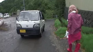 Bei der Garten Arbeit fickt sie den Bauer