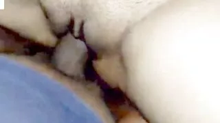 Junges Mädchen haarige enge Muschi rettet ihren Freund und fickt